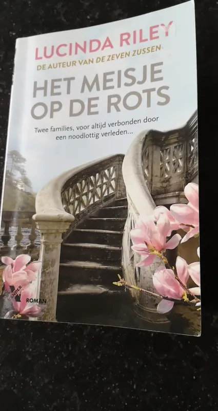 Op = Op Het meisje op de rots - Lucinda Riley