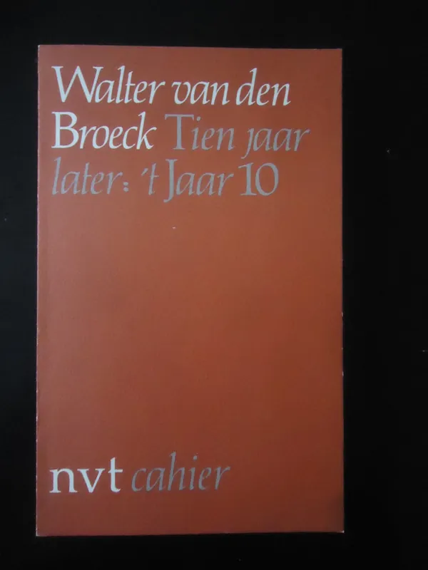 Tien jaar later: \\'t Jaar 10 - Walter Van den Broeck Tijdelijk Beschikbaar